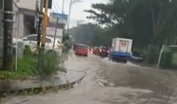 Hujan Lebat di Praya Lombok Tengah Akibatkan Jalan Raya Tergenang - JPNN.com