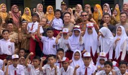 Irjen Iqbal dan Brigjen Dany Peringati Hardiknas Bersama Ratusan Siswa SD Riau - JPNN.com