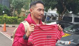 Hampir 3 Bulan Tak Bertemu, Yama Carlos Bawa Baju Anak Ke Mana-Mana - JPNN.com