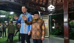 Tiba di Cikeas, Cak Imin Langsung Dipayungi AHY - JPNN.com