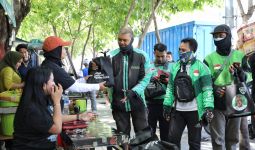 Kowarteg Indonesia Berbagi Sarung Tangan dan Makanan Gratis - JPNN.com