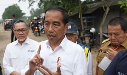 Gubernur Lampung Arinal Djunaidi Bertingkah Aneh saat Jokowi Bicara Jalan Rusak, Lihat - JPNN.com
