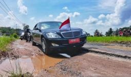 Heboh Jalan Rusak di Lampung, Irwan Fecho Kritik Kebijakan Jokowi soal Pembangunan Tol - JPNN.com