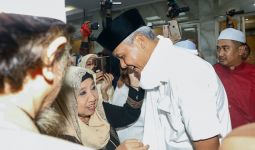 Hadiri Halalbihalal Ponpes di Surabaya, Ganjar Pranowo Dapat Hadiah dari Bu Nyai - JPNN.com