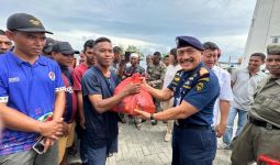 Apresiasi Nelayan di Labuan Bajo, Kemenhub Bagikan Ribuan Sembako - JPNN.com