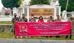 Honorer Satpol PP Pasang 19.501 Spanduk dari Aceh sampai Papua, Tuntutannya Serius - JPNN.com