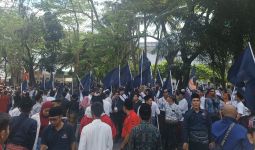 Ribuan Pendukung NasDem Birukan KPU Lombok Tengah saat Mendaftar - JPNN.com