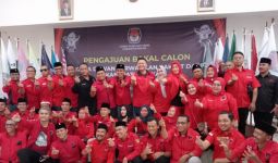 Ribuan Simpatisan PDIP Kawal Pendaftaran 55 Nama Bacaleg DPRD Kabupaten ke KPU Bekasi - JPNN.com