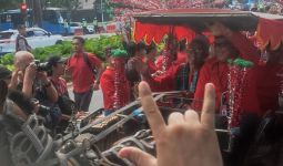 PDIP Laksanakan Defile Sebelum Daftar Bacaleg ke KPU, Hasto Naik Delman - JPNN.com