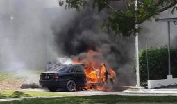 Mercedes-Benz Terbakar di Jakarta Garden City - JPNN.com