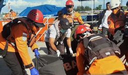 Basarnas Mengevakuasi WN Filipina yang Meninggal Dunia Akibat Kecelakaan Kerja di Kapal - JPNN.com