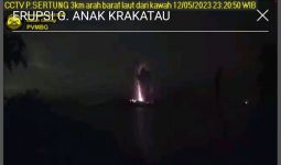 Tengah Malam Gunung Anak Krakatau Erupsi, Pendaki hingga Nelayan Diminta Menjauh - JPNN.com