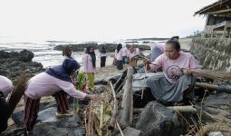 Cara Srikandi Ganjar dan Masyarakat Jaga Kebersihan Pantai Banten - JPNN.com