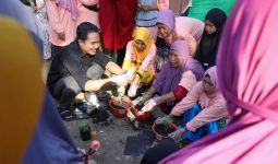 Mak Ganjar Kalbar Mengajak Ibu-Ibu Membudidayakan Tomat, Sulap Pekarangan Rumah Menjadi Kebun Minimalis - JPNN.com