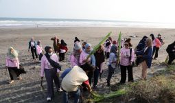 Bergerak ke Bantul, Srikandi Ganjar DIY Tanam Pandan Laut & Bersih-Bersih Pantai - JPNN.com