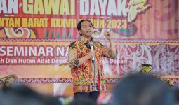 Raja Antoni Serahkan Langsung Sertifikat Wakaf Warga Pontianak - JPNN.com