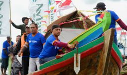 Lestarikan Budaya Petik Laut, Avian Mengecat Ulang 500 Perahu Nelayan - JPNN.com