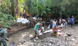 Cegah Banjir, Satgas Yonarmed 1 Kostrad Bantu Warga Membuat Tanggul Sungai - JPNN.com