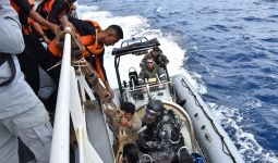 Bakamla RI Evakuasi Korban Kecelakaan 2 Kapal di Laut Timor - JPNN.com