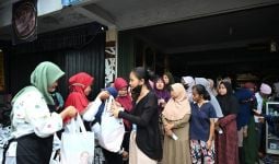 Ratusan Warga Bogor Menyerbu Bazar Sembako Murah yang Diadakan UMKM Sahabat Sandi - JPNN.com