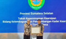 Herman Deru Terima Penghargaan Tokoh Kepemimpinan Bidang Kearsipan - JPNN.com