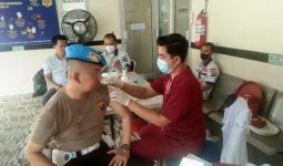 Ribuan Anggota Polri Disuntik Vaksin Influenza di Palembang - JPNN.com