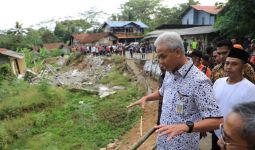 Ganjar Siapkan Anggaran Darurat untuk Perbaiki Jalur Alternatif Banjarnegara-Kebumen - JPNN.com