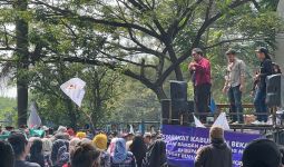 Demo di Depan Kantor Bupati, Warga Bekasi Menuntut Dani Ramdani Angkat Kaki - JPNN.com
