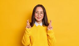 5 Fakta Menarik Tentang Wanita Pencinta Kuning, Pria Pasti Terpincut - JPNN.com
