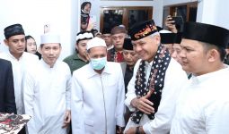 Ganjar Pranowo Mendapat Serban Batik ketika Sowan ke Kiai Sepuh Banten - JPNN.com