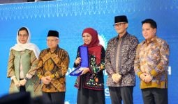Jatim Juara Umum Anugerah Adinata Syariah KNEKS, Gubernur Khofifah Bilang Begini - JPNN.com