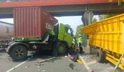 Ngeri, Kecelakaan di Tol Tangerang-Merak, 2 Kendaraan Remuk - JPNN.com