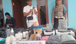Polisi Gerebek Pabrik Narkotika Rumahan di Karawang - JPNN.com
