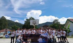 Sukarelawan OMG Merenovasi Lapangan Basket Bareng Masyarakat Balige - JPNN.com
