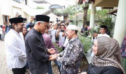 Ganjar Pranowo Disambut Nyai dan Santri Ketika Berkunjung ke Ponpes Buntet Cirebon - JPNN.com