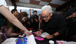 Ganjar Melukis Kaus Hingga Nyanyi Bareng Influencer dan Gen Z di Cirebon - JPNN.com