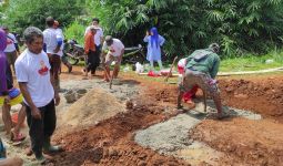 Orang Muda Ganjar Perbaiki Jalan Bareng Masyarakat Desa Karang Sari - JPNN.com