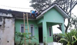 141 Rumah Rusak Diterjang Angin Puting Beliung di Kabupaten Bandung - JPNN.com