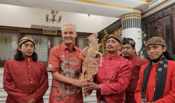 Ganjar Diberi Wayang Prabu Kresna dan Didukung Forum Komunikasi Dalang jadi Presiden - JPNN.com