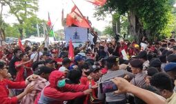 Massa Pendukung Haris Azhar Mencoba Mengadang Luhut Binsar - JPNN.com