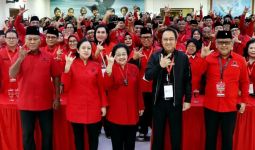 Rakernas III Resmi Selesai, Ditandai Pose Salam Metal Megawati Bersama Fungsionaris PDIP - JPNN.com