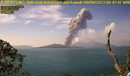 Gunung Anak Krakatau Erupsi, Menyemburkan Abu Setinggi 3 Km - JPNN.com