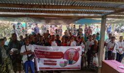 Orang Muda Ganjar Beri Bantuan Penerangan dan Buku di Timor Tengah Selatan - JPNN.com