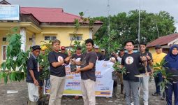 Ganjar Milenial Center Gelar Bersih Kampung dan Tanam Pohon di Penajam Paser Utara - JPNN.com