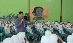 Ganjar Beri Pendidikan Pancasila Untuk Siswa Lewat Program Gubernur Sambang Sekolah - JPNN.com
