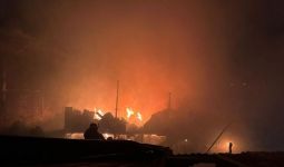 Kebakaran Melanda 17 Rumah di Jalan Andi Djemma Makassar - JPNN.com