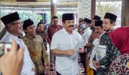 Menteri Hadi Antarkan Langsung Sertifikat Hasil PTSL ke Rumah Warga Desa di Bangkalan - JPNN.com
