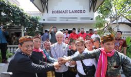 Masyarakat Sasak NTB Sematkan PIN dan Pemaje kepada Ganjar Pranowo - JPNN.com