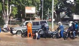 Perempatan Hek Kramat Jati Terendam Banjir Akibat Kali Baru Meluap - JPNN.com
