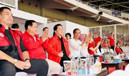 Lihat Gaya Jokowi Menonton Indonesia vs Argentina, Ada Prabowo dan Erick Thohir - JPNN.com